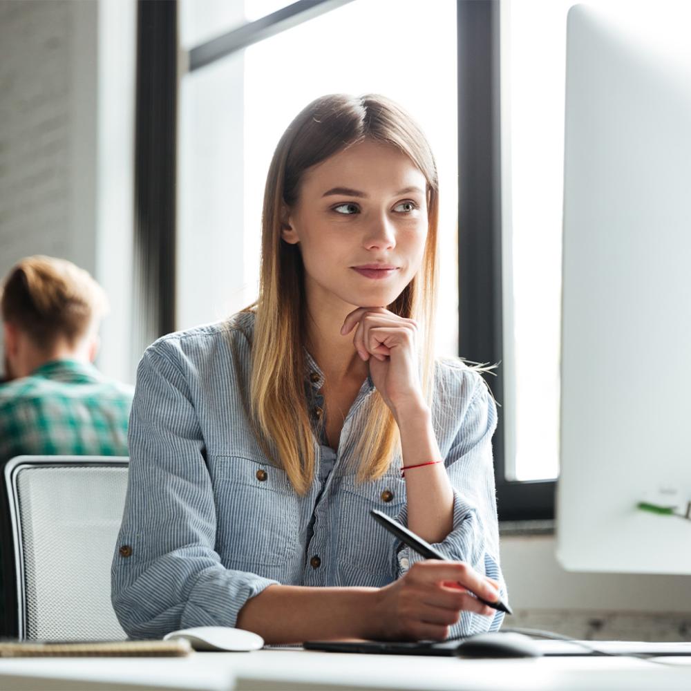 Kobieta pracująca przy komputerze w biurze IT &ndash; zobacz pełną ofertę produkt&oacute;w