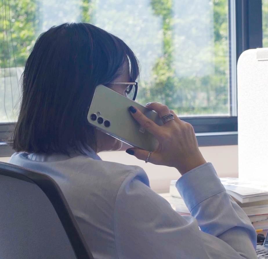 Pracowniczka PromoExpress rozmawia telefonicznie z klientem podczas przygotowania oferty na odzież gastronomiczną z logo