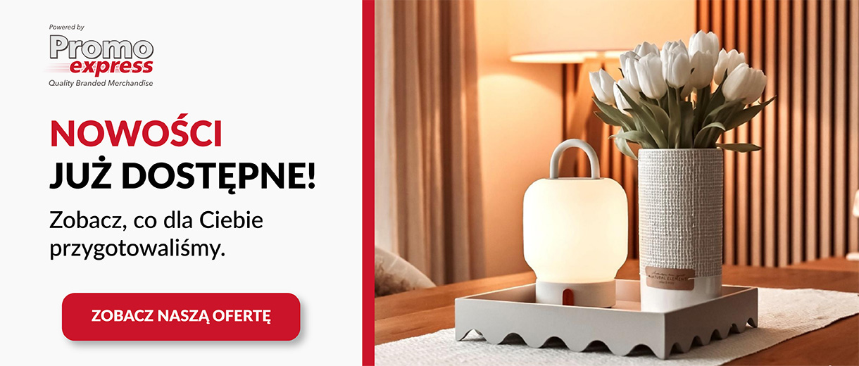 Baner PromoExpress z napisem ‘Nowości już dostępne!’. Po lewej tekst zachęcający do sprawdzenia oferty, po prawej zdjęcie stolika z lampką i wazonem z białymi tulipanami w przytulnym wnętrzu.