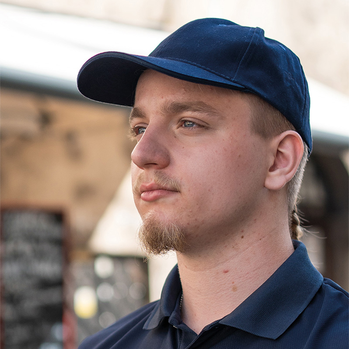 Torba Cotton Fare w kolorze białym w wiklinowym koszu na zakupy