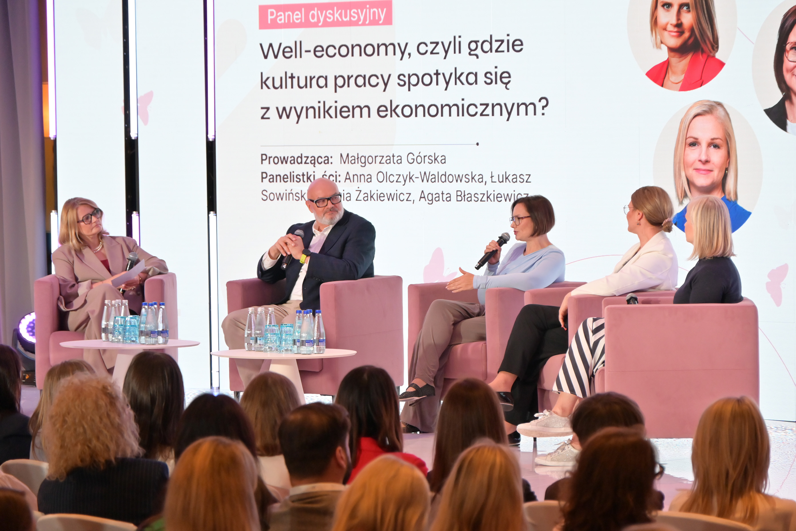 Ekologiczne gadżety reklamowe z logo &ndash; power bank ze słomy pszenicznej z ładowaniem słonecznym, długopis bambusowy, okulary przeciwsłoneczne ze słomy pszennej i doniczka korkowa z nadrukiem. PromoExpress.