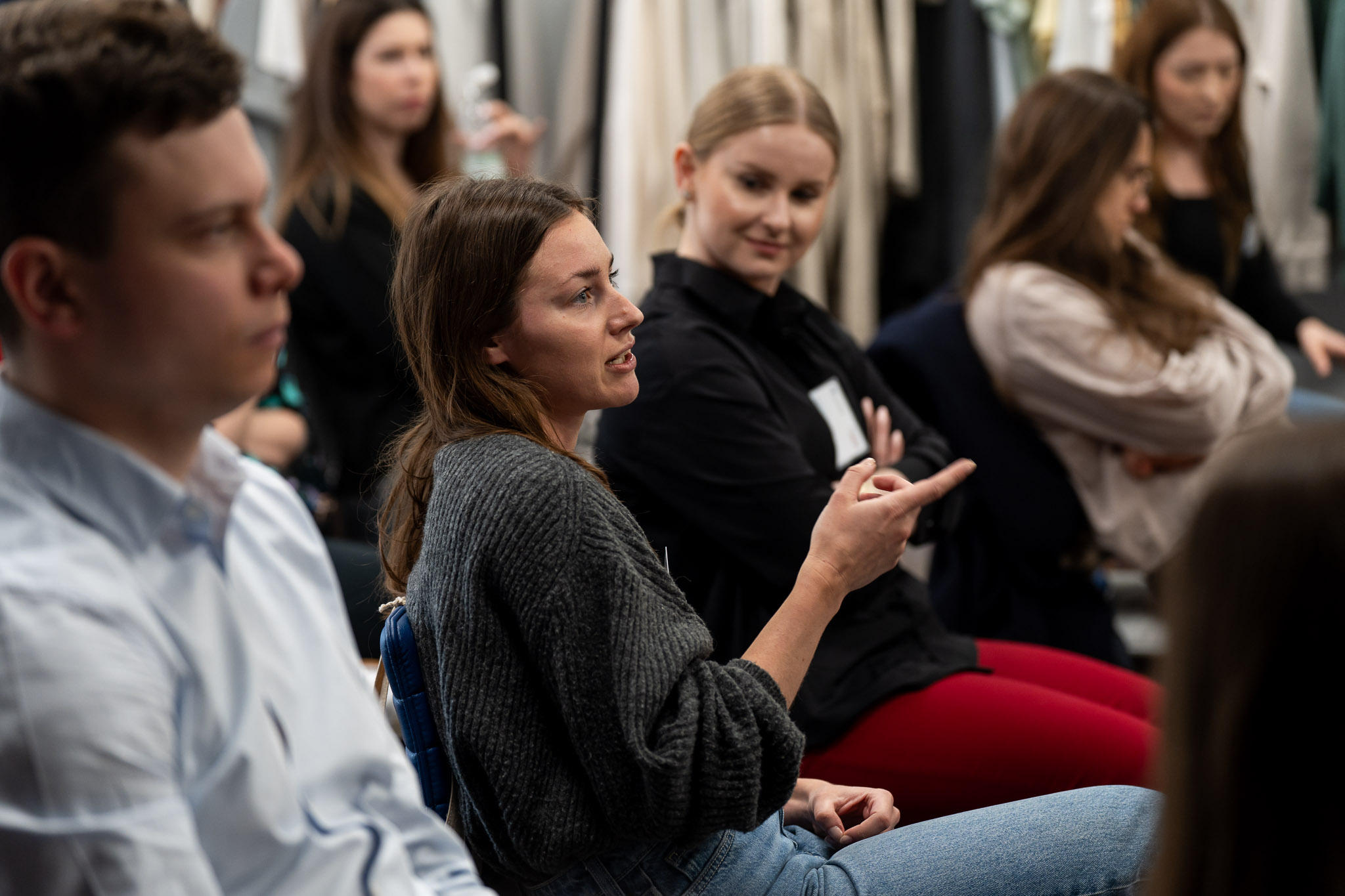 Dyskusja w małej grupie podczas sesji pytań i odpowiedzi.