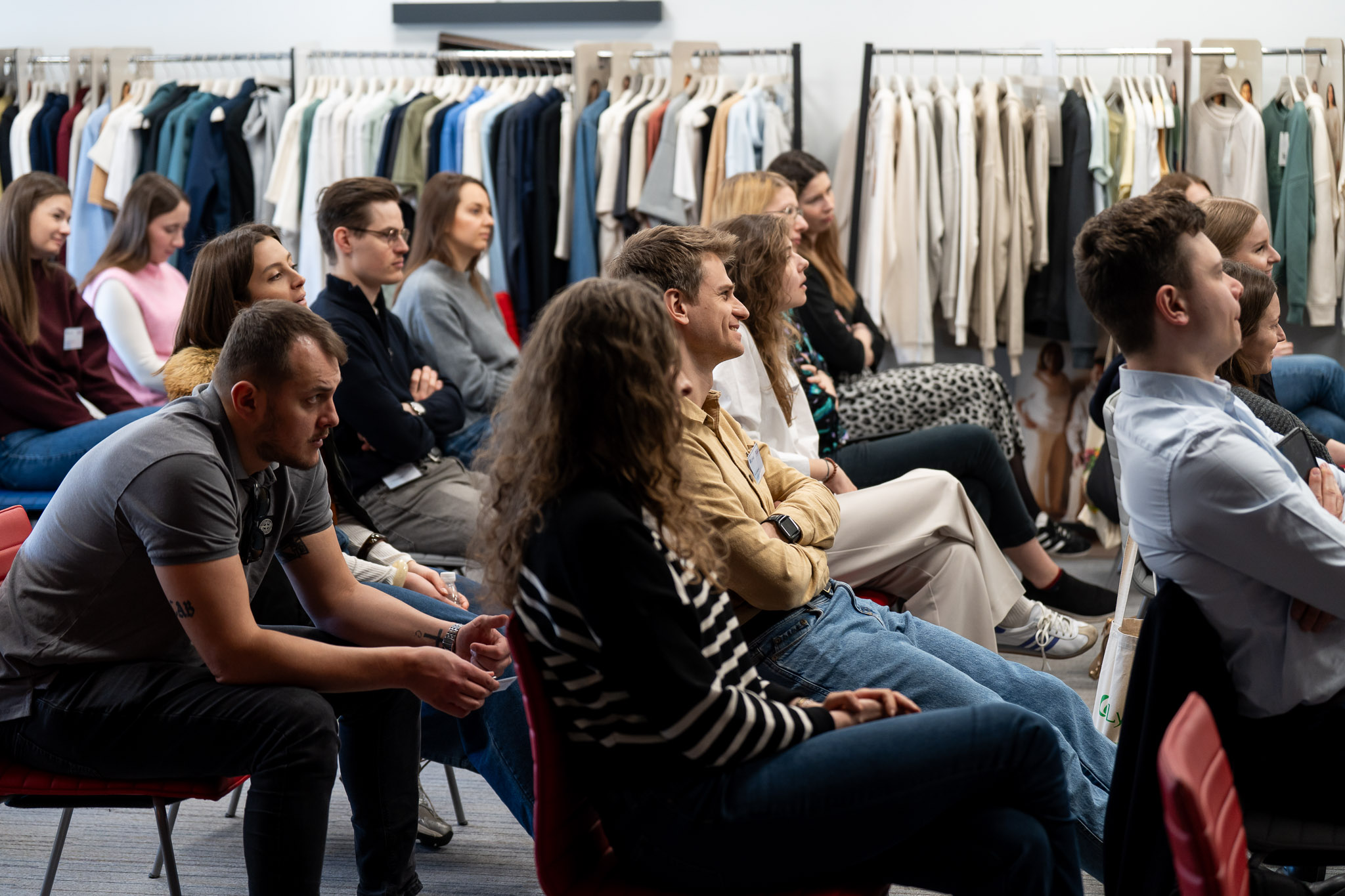Uczestnicy siedzący w kręgu i dyskutujący o poruszanych tematach.