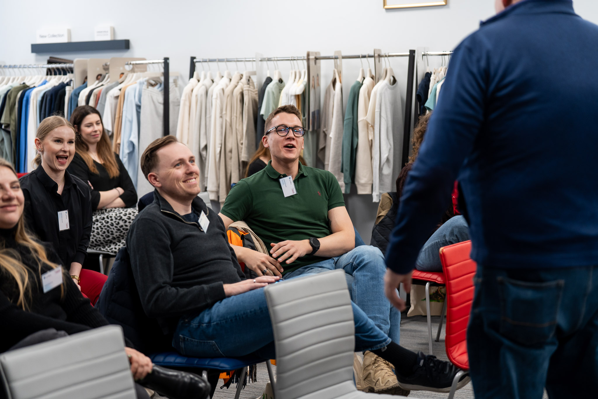 Luźne rozmowy, uśmiechnięci uczestnicy podczas przerwy kawowej.