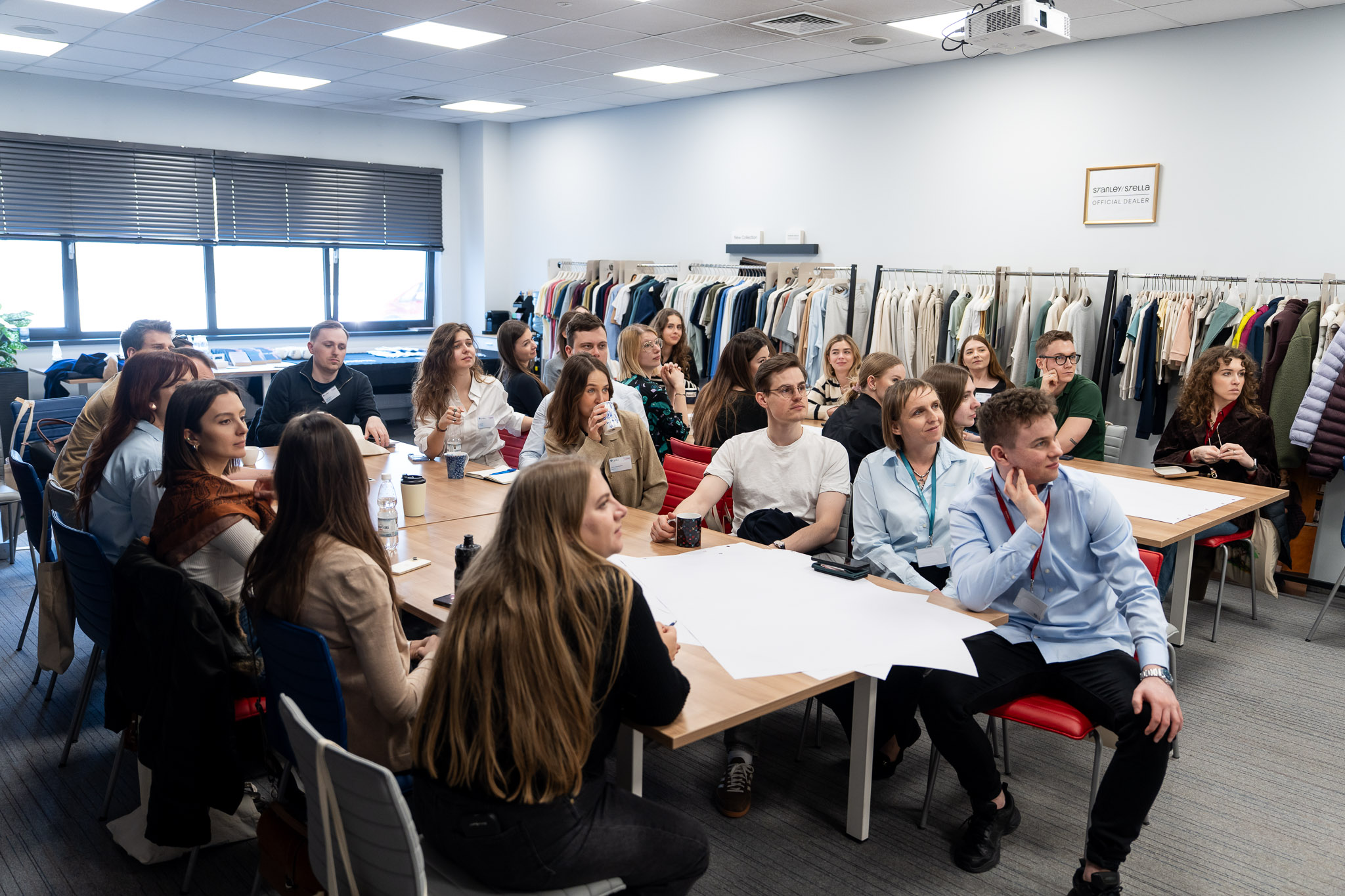 Sala warsztatowa, uczestnicy pracują w grupach nad mapami myśli.