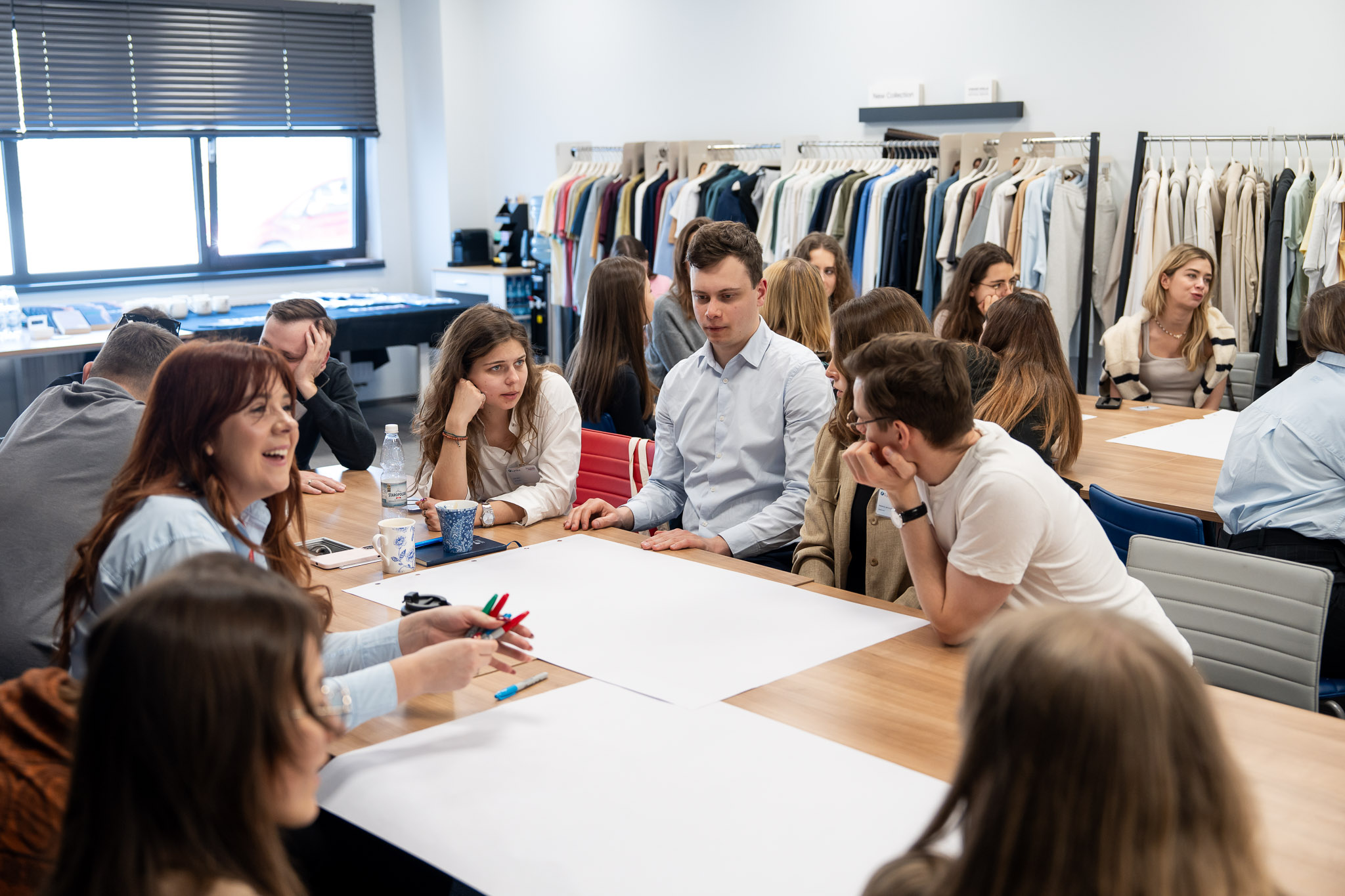 Zesp&oacute;ł pięciu os&oacute;b intensywnie debatujący nad wsp&oacute;lnym projektem.