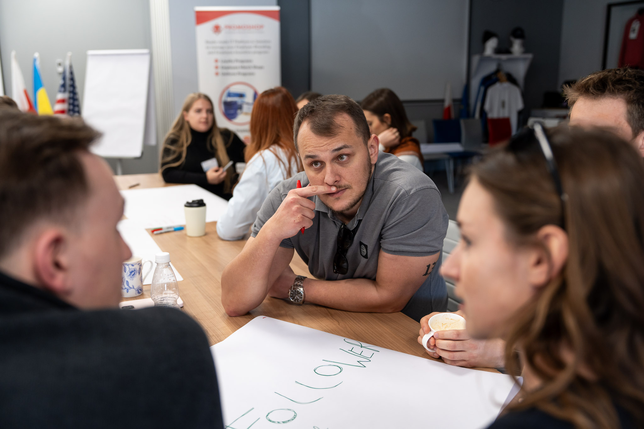 Uczestnik gestykulujący podczas tłumaczenia swojej wizji grupie.