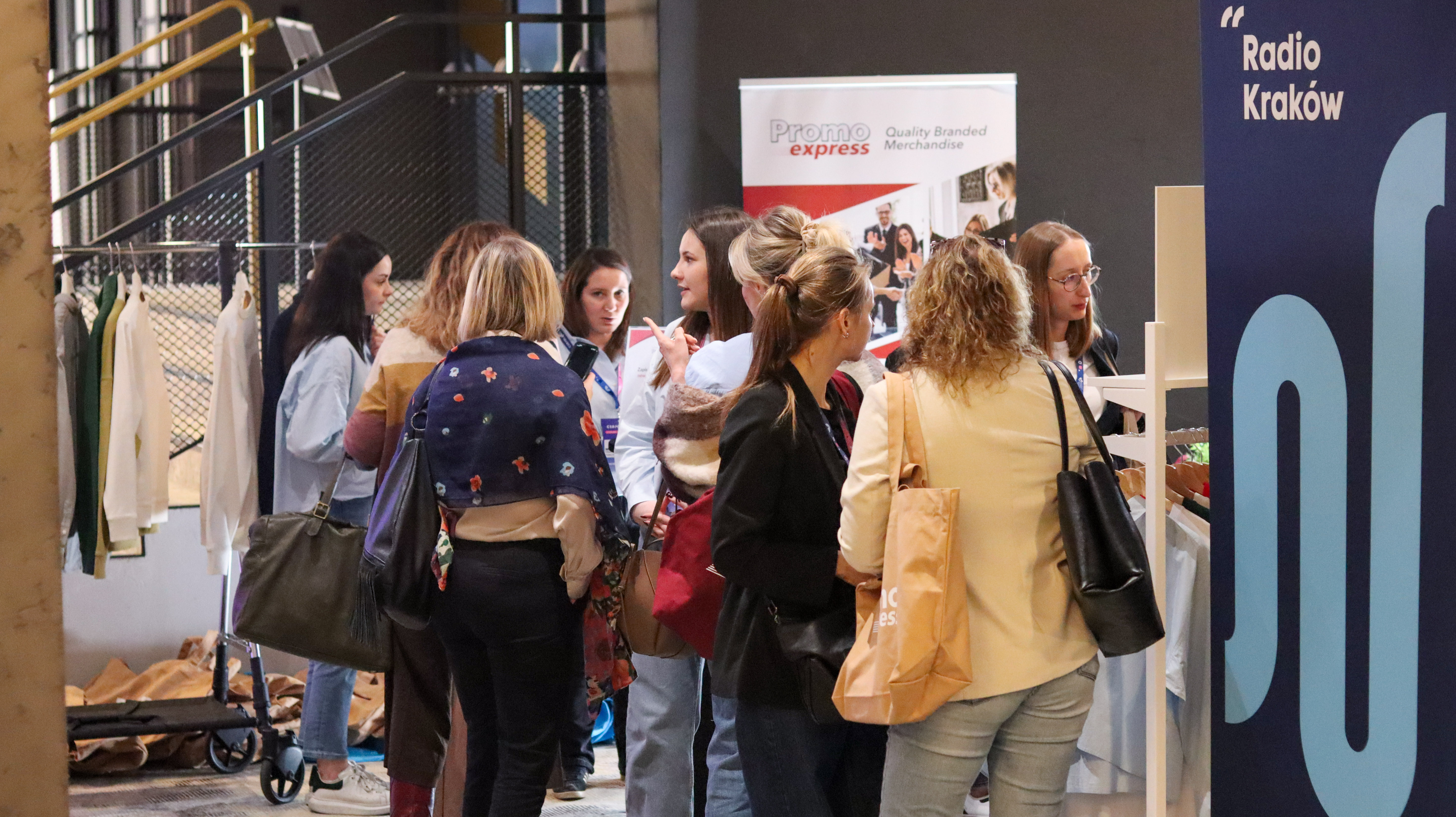 Panorama wypełnionej sali konferencyjnej podczas wydarzenia CSR Poland. Widok na rzędy siedzących uczestnik&oacute;w oraz oświetloną scenę w głębi nowoczesnego wnętrza.