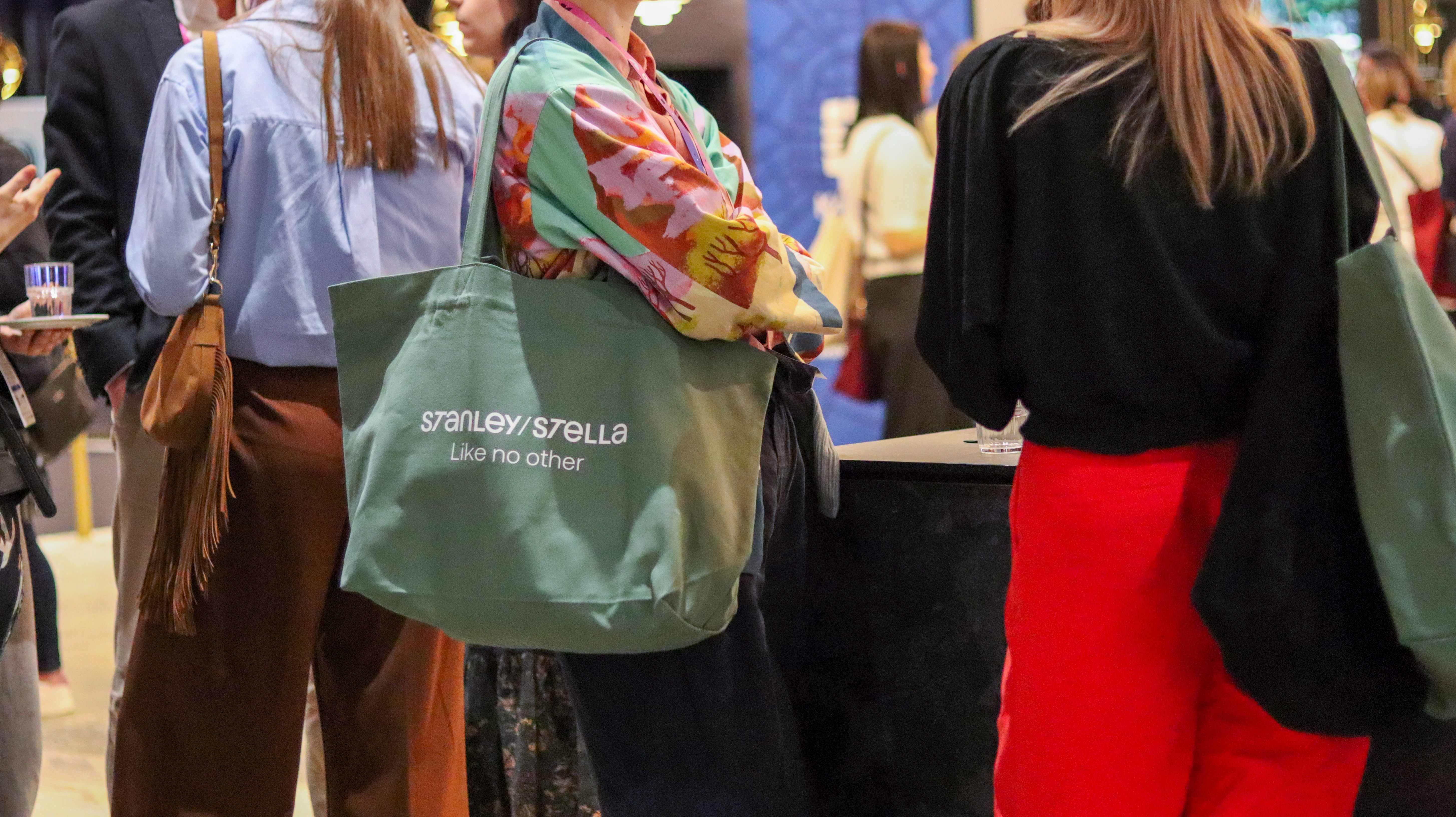 Zbliżenie na oliwkową torbę Stanley/ Stella