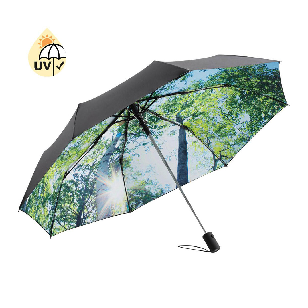 Otwarty składany parasol z nadrukiem koron drzew po wewnętrznej stronie i oznaczeniem ochrony UV.