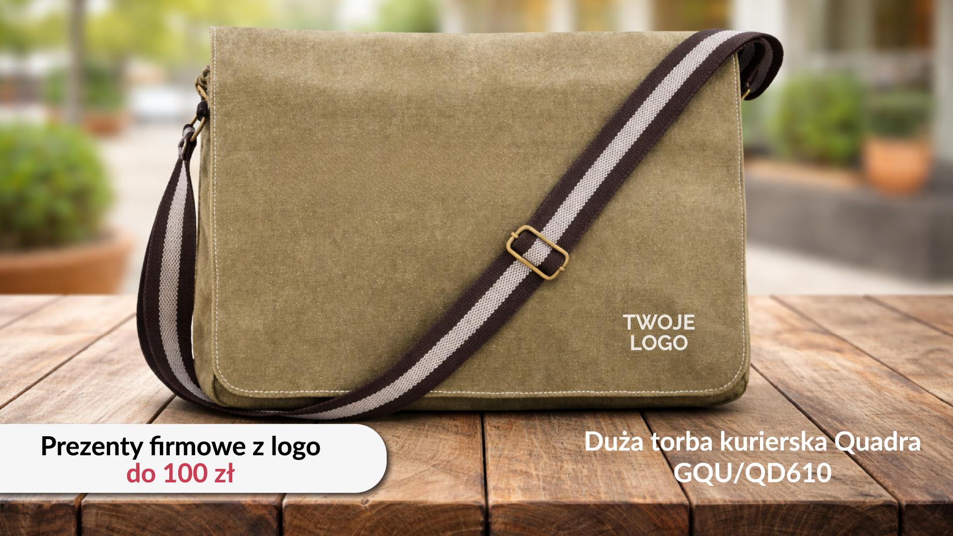 Oliwkowa torba kurierska z pł&oacute;tna z regulowanym paskiem i białym logotypem na froncie.