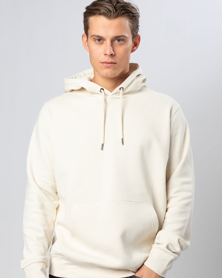 Bluzy z możliwością nadruku – mężczyzna w kremowej bluzie z kapturem.