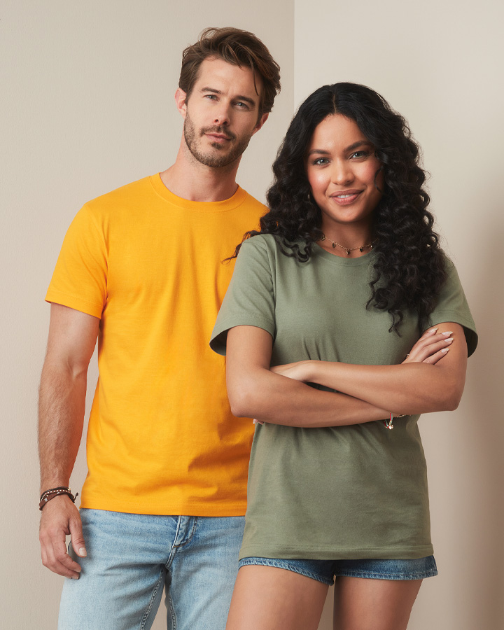 Koszulki reklamowe – modelka i model w t-shirtach do personalizacji i nadruku.