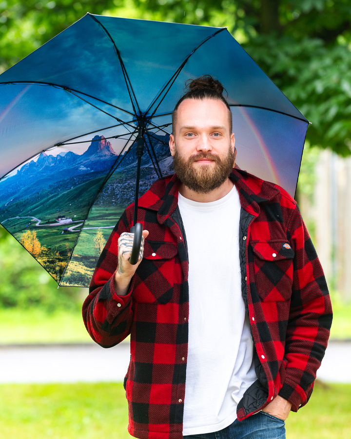 Parasole reklamowe – mężczyzna z parasolem z pełnokolorowym nadrukiem.