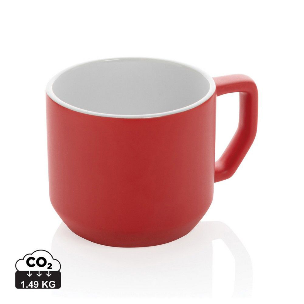 Czerwony ceramiczny kubek z białym wnętrzem; w rogu zdjęcia oznaczenie śladu węglowego 1,49 kg CO₂.
